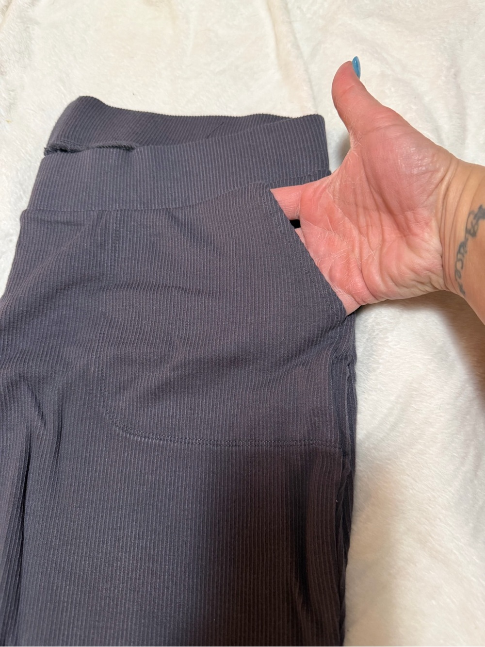 torrid Charcoal Gray Stretch Capri Ribbed leggings W/pockets size 2X - Picture 3 of 4